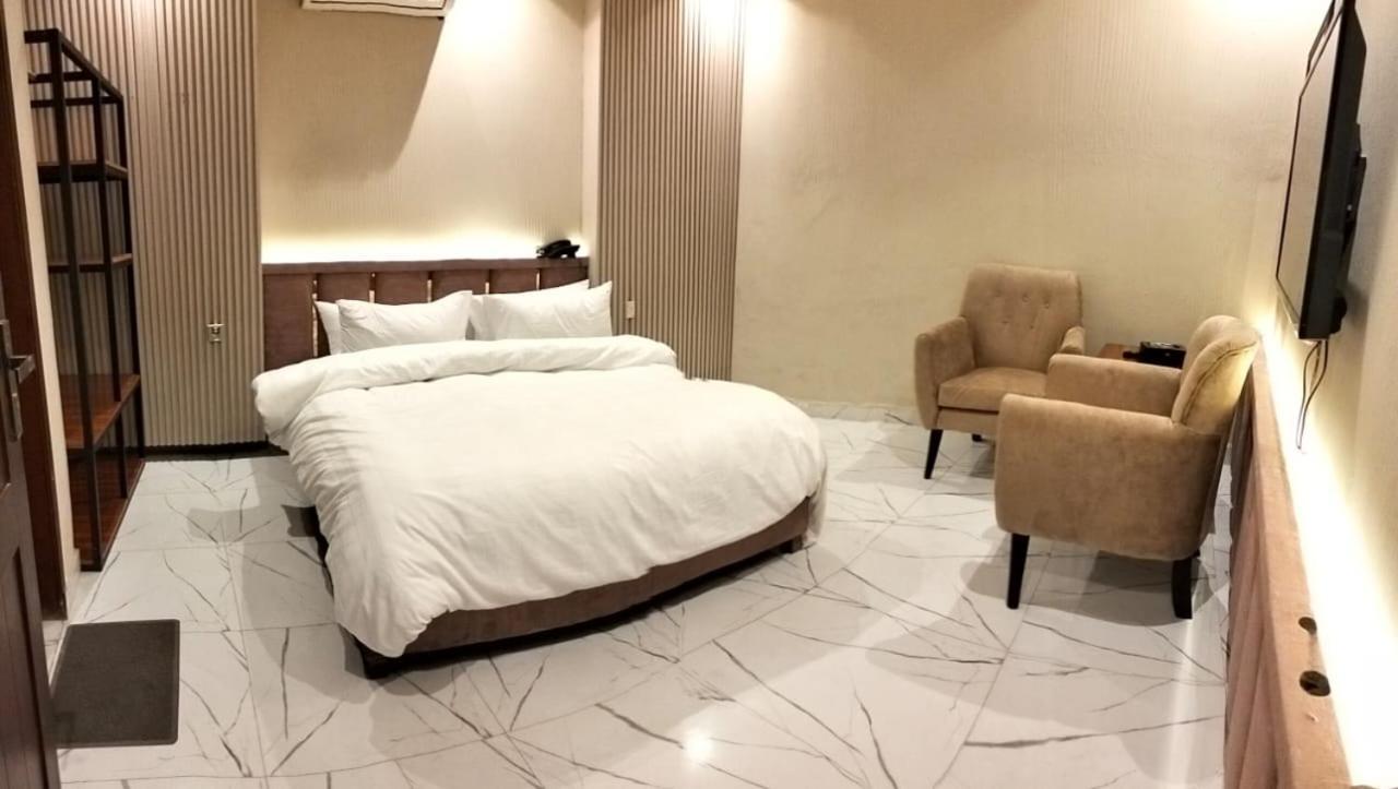Shelton Boulevard Hotel Lahore Esterno foto
