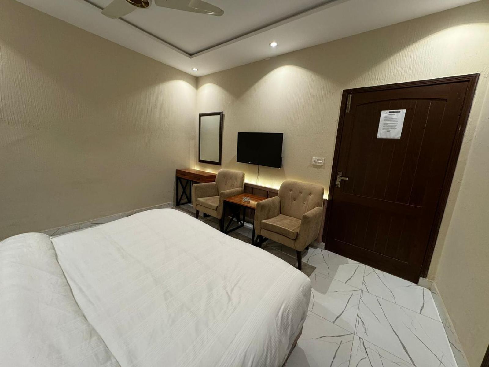 Shelton Boulevard Hotel Lahore Esterno foto